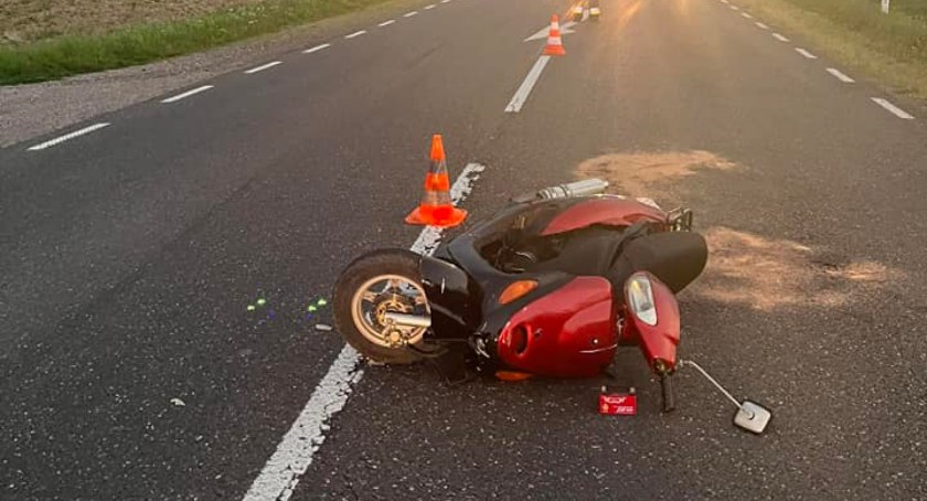 Motorower vs. ciężarówka. Szczęście, że nikomu nic poważnego się nie stało!