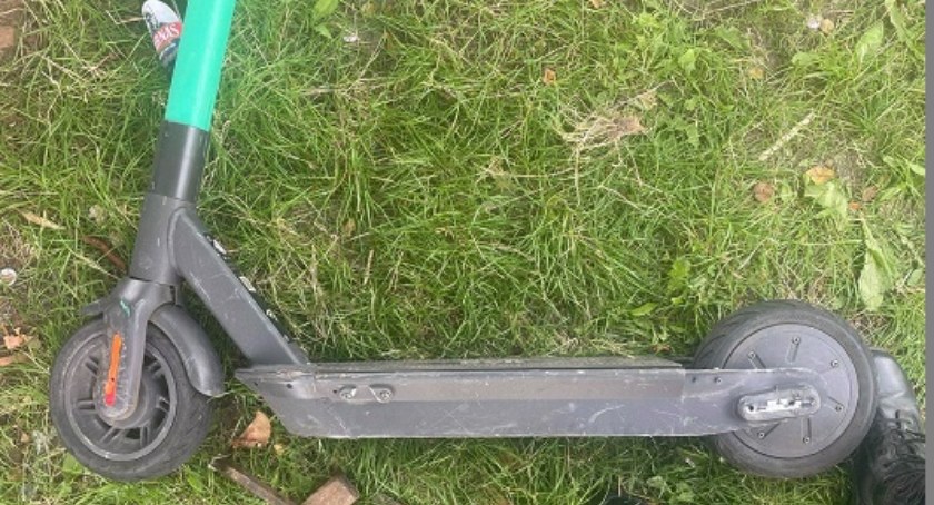 Atak człowieka-demolki na hulajnogę. Koledzy wcale mu nie pomagali 