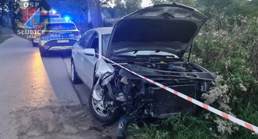 Rozbite audi na moście i ślady krwi na poduszkach. Gdzie jest kierowca?