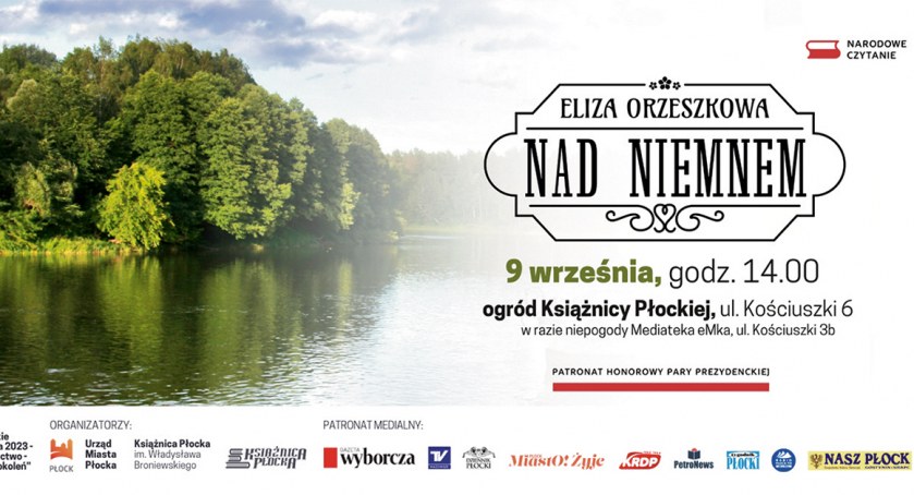 W ogrodzie Książnicy Płockiej czytamy „Nad Niemnem”