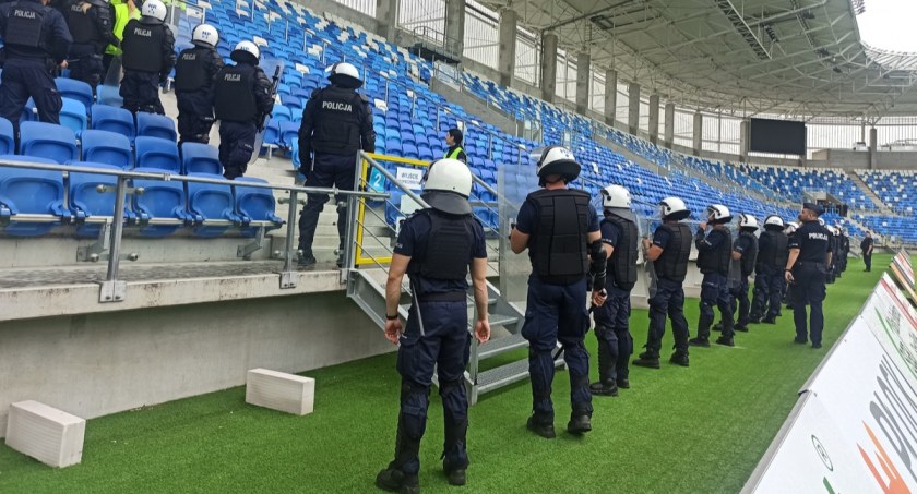 Neutralizacja zagrożeń na stadionie. Policjanci poznali obiekt [FOTO, FILM] 