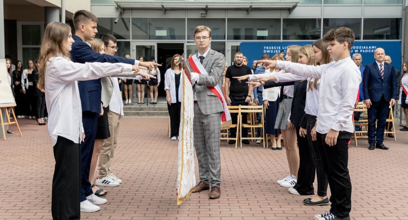 Blisko 900 uczniów powitało rok szkolny w III LO im. Marii Dąbrowskiej. Prezydent Płocka: niech to będzie spokojny, dobry rok