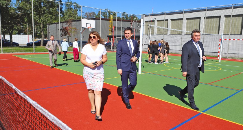 Zespół Szkół Centrum Edukacji ma nowoczesne boisko.  Wiele dyscyplin – jeden obiekt