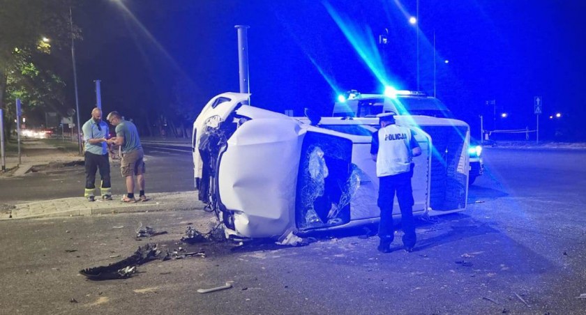 Dwie toyoty dachowały na skrzyżowaniu ul. Łukasiewicza z ul. Kobylińskiego