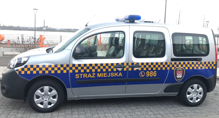 Nieobyczajne wybryki na ul. Otolińskiej. Mężczyźni mandaty przyjęli, ale tylko za agresywne zachowanie