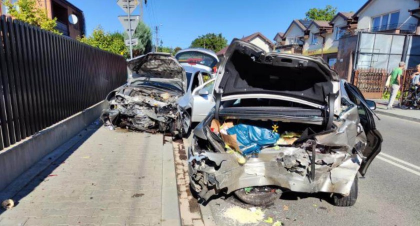 Wypadek w Bielsku. Zderzyły się dwie osobówki. Odłamki z kraksy trafiły 53-letnią pieszą  