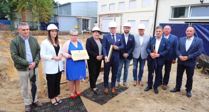 Szkoła Podstawowa w Liszynie coraz większa. Wmurowano kamień węgielny i kapsułę czasu 