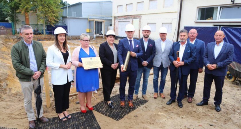 Szkoła Podstawowa w Liszynie coraz większa. Wmurowano kamień węgielny i kapsułę czasu 