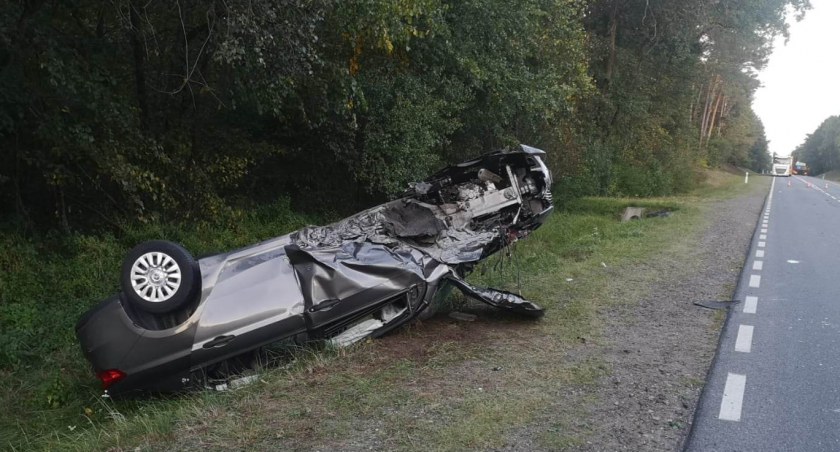 Dachowanie w Białobrzegach. Czołówka trzech samochodów [ZDJĘCIA]  