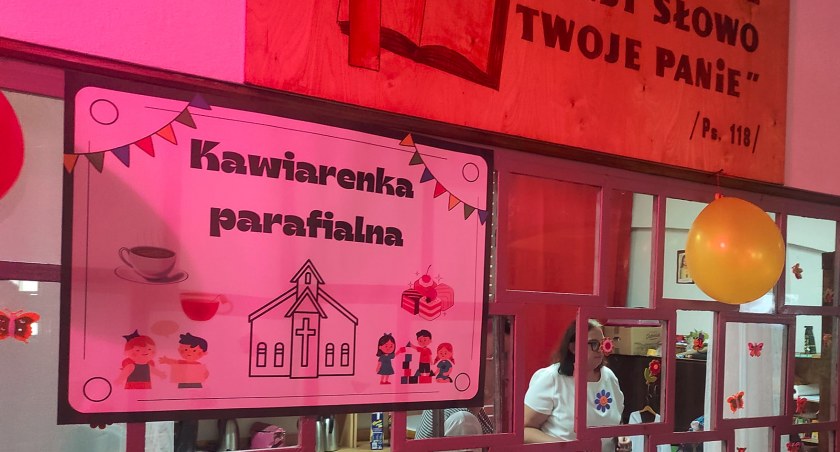 Ciastko i herbata po niedzielnej mszy. Kawiarenka w parafii św. Marcina