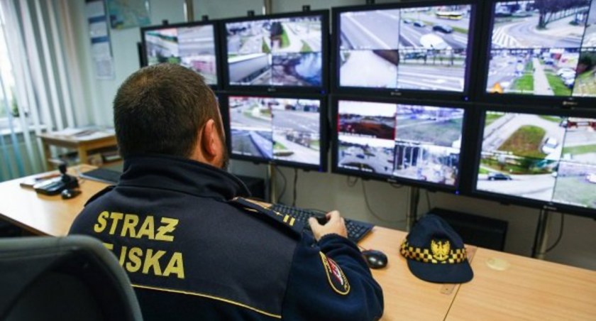 Para nastolatków na ul. Bliskiej, pod osłoną nocy nie powinna tego robić... Przerwał im operator monitoringu
