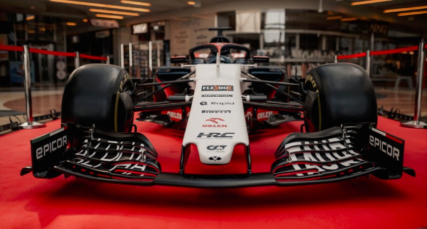 Z torów Formuły 1 do Płocka – prezentacja bolidu pokazowego Scuderia AlphaTauri w Galerii Mazovia 