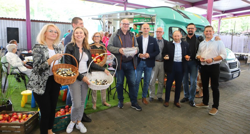 Działacze Trzeciej Drogi rozmawiali z mieszkańcami. „GreenTruck” pojawił się na targowisku przy ul. Rembielińskiego