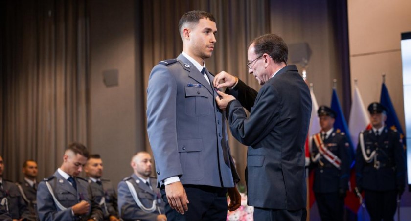 Wszedł w ogień, by ratować pacjentów w szpitalu. Policjant z Płocka za odwagę otrzymał medal