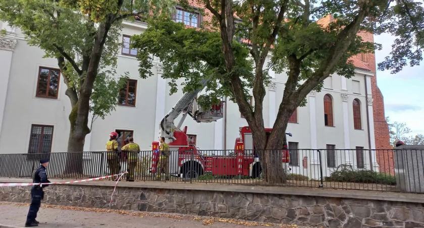 Straż pożarna i Policja przy Małachowiance. Trwa usuwanie zagrożeń   
