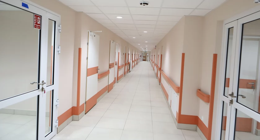 Kolejna inwestycja w szpitalu na Winiarach zakończona. Oddziały zakaźny i rehabilitacji gotowe [ZDJĘCIA]