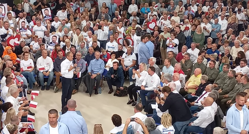 Ceny paliw, migranci, sytuacja osób niepełnosprawnych. Donald Tusk w Płocku