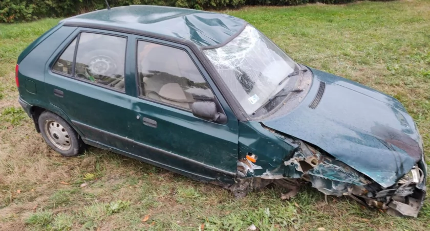 Dachowanie po czołówce w Radzanowie. 28-letni kierowca trafił do szpitala