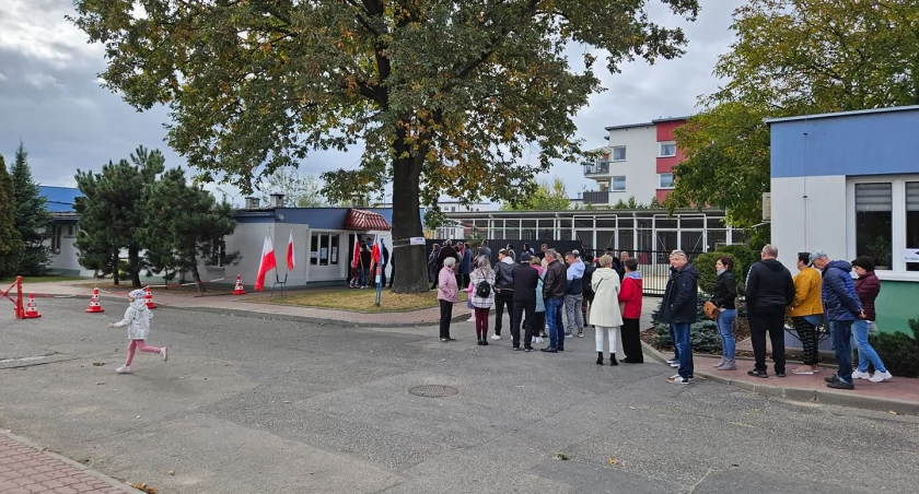 Lokale wyborcze czynne do godz. 21.00. Kiedy poznamy wyniki wyborów parlamentarnych 2023?