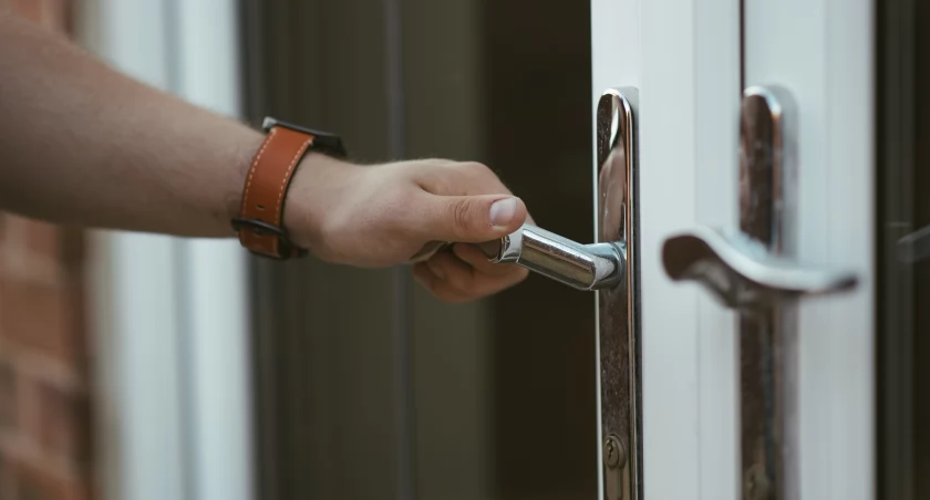 Uważajcie na oszustów! Podają się za pracowników ZUS kontrolujących zwolnienia