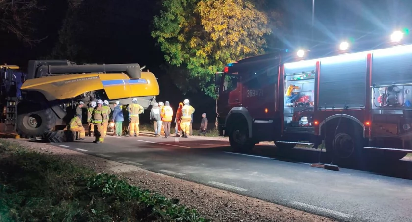 80-latek próbował wyprzedzać – uderzył w kombajn. DK60 zablokowana przez kilka godzin 