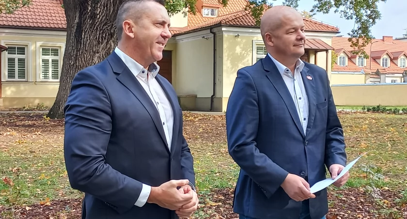 Dąb Broniewskiego w nowym otoczeniu. Początek zmian w parku na Górkach