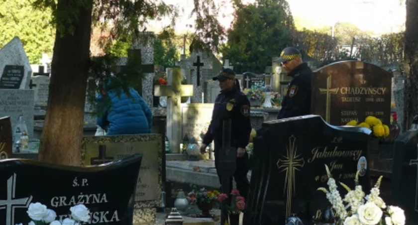 Nie tylko ze złodziejami jest problem. Wprowadzono więcej patroli na cmentarzach 
