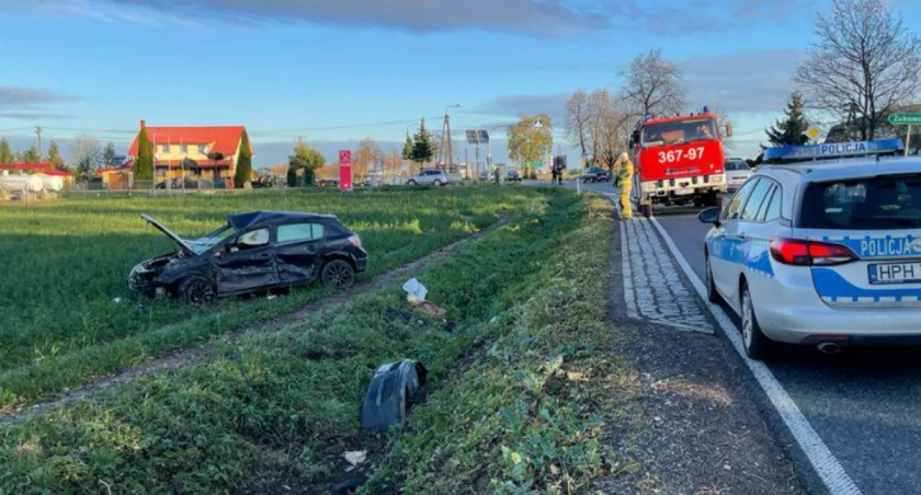 Zniszczony opel został na polu. Kierowca uderzył w ciężarówkę i oddalił się z miejsca zdarzenia