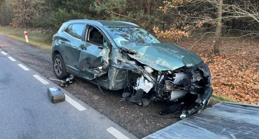 Fatalne wyprzedzanie. W Brodach Dużych zderzyły się trzy samochody [ZDJĘCIA]