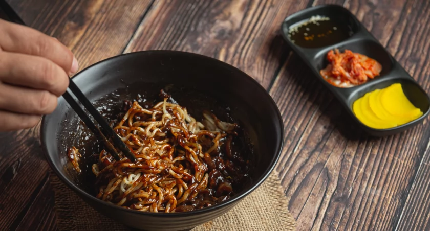 Olefiny od kuchni. Koreański jajangmyeon 