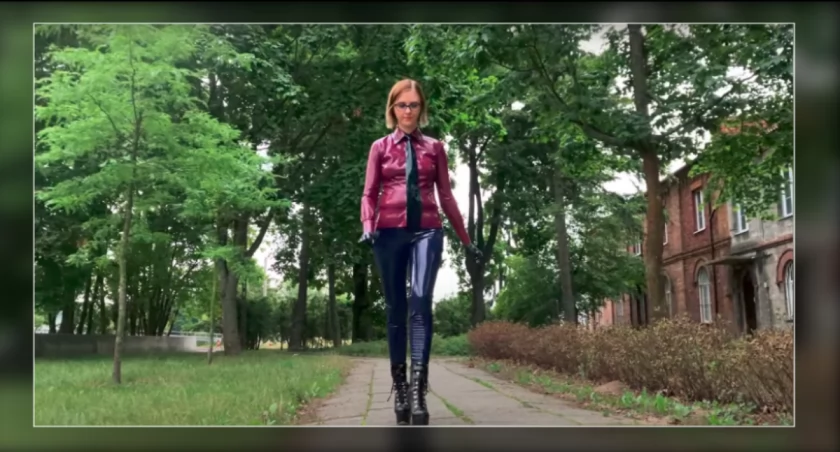 Idolka młodzieży na miarę XXI wieku? Latex Coach i jej ekscentryczny styl podbijają sieć