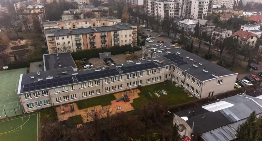 Fotowoltaika na dachu jednej z płockich szkół. W planie są kolejne inwestycje