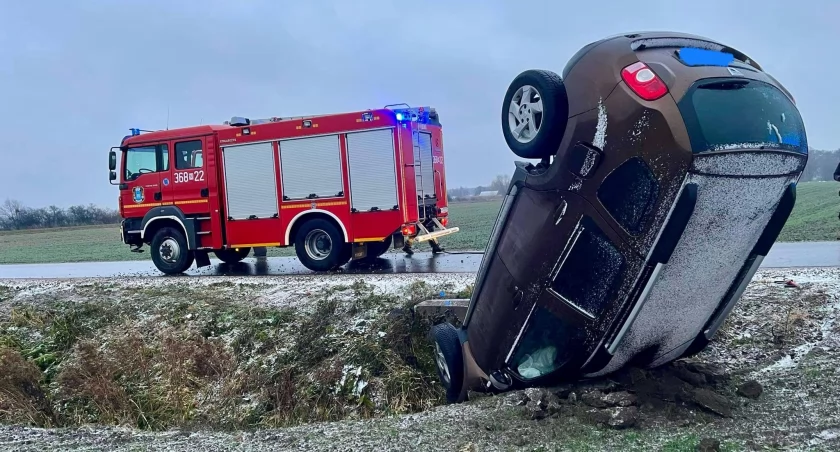 Samochód stanął pionowo w rowie. Wypadek w Słominie [AKTUALIZACJA]