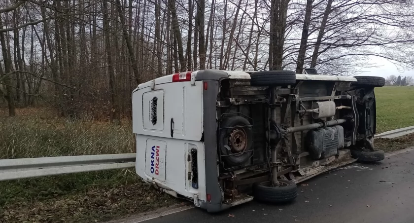 Zawalidroga w Bądkowie Jeziornym. W środku 3 poszkodowane osoby...