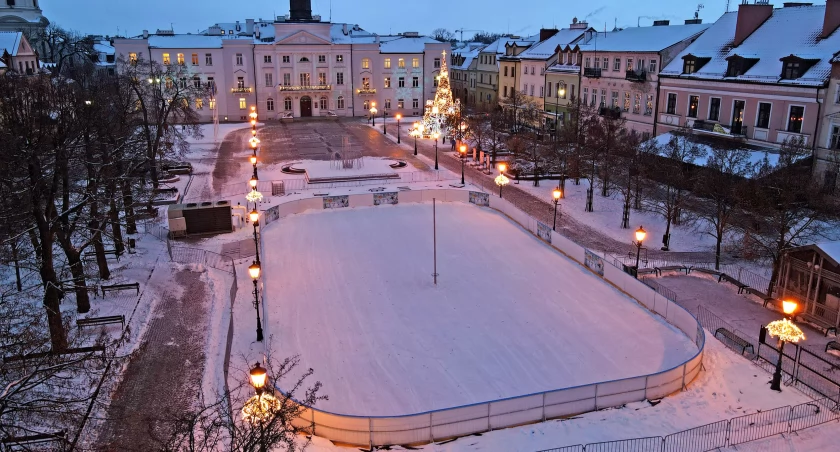 Na Stary Rynek w Płocku wraca lodowisko. Kiedy i w jakiej cenie poszalejemy na łyżwach?