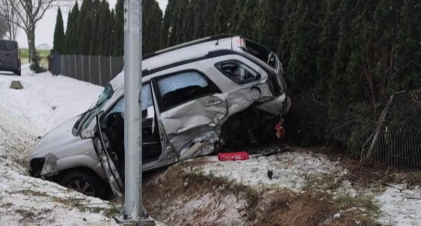 Uderzył w znak, lampę oraz ogrodzenie posesji. Wypadek w miejscowości Karwosieki-Cholewice 