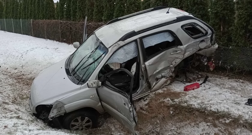 Wypadek w miejscowości Karwosieki-Cholewice.  Zdjęcia i szczegóły wypadku