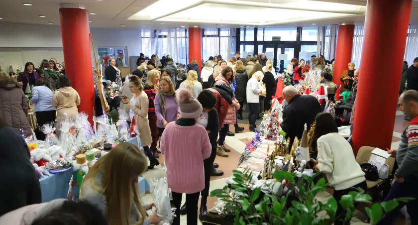 Wielka magia świąt w Centrum Administracji ORLEN. Na Kiermaszu Bożonarodzeniowym znaleźliśmy prawdziwe dzieła sztuki 