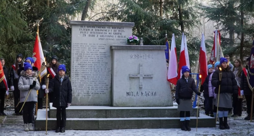 Przed pomnikiem w Woli Łąckiej. Pamięć o grudniu 1939 r.