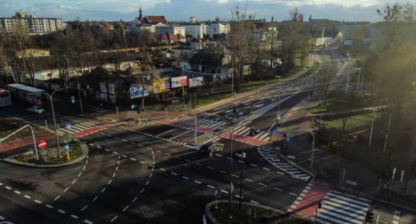 Nowa organizacja ruchu na zmodernizowanej ul. Łukasiewicza w Płocku – Autobusy wracają na stałe trasy