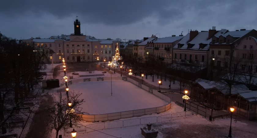 Już jutro otwarcie lodowiska na Starym Rynku w Płocku. Harmonogram Godzin, Ceny i Atrakcje