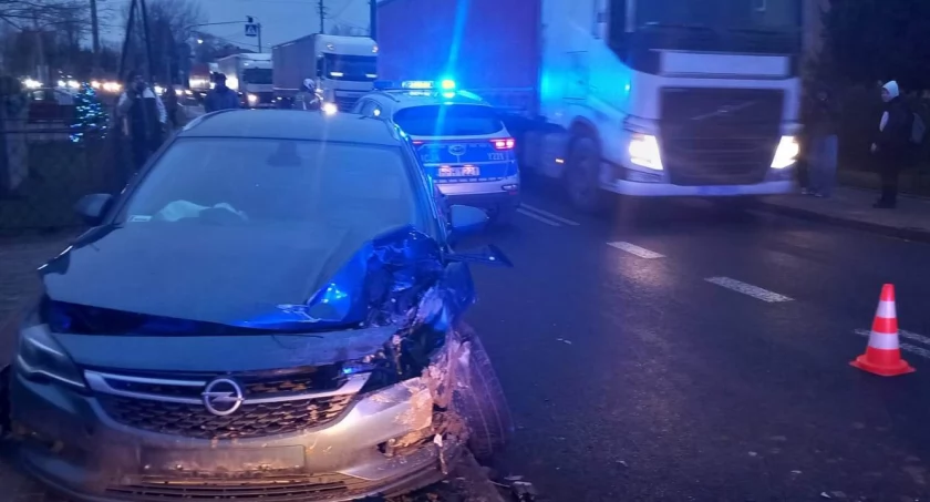 Czołowe zderzenie ciężarowego mercedesa i opla. Wahadło na DK-60