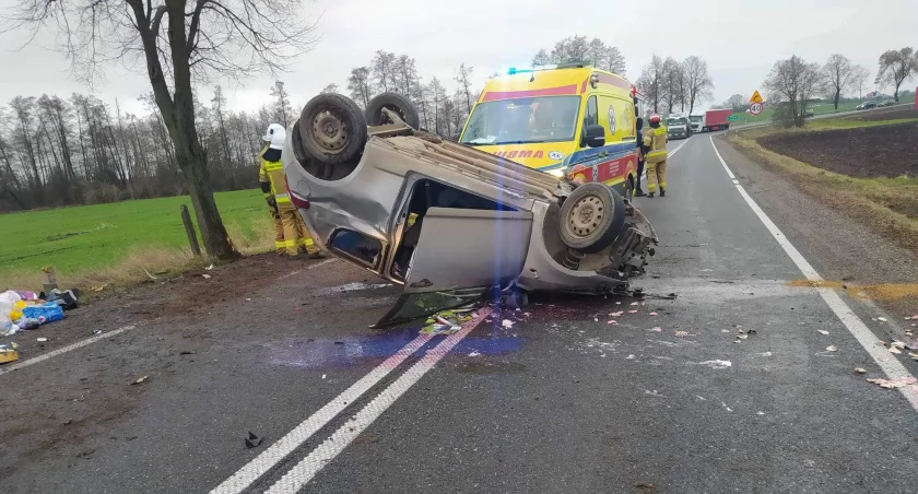 Znów niebezpiecznie na zakręcie. Wypadek w  Goślicach. Fatalne dachowanie  