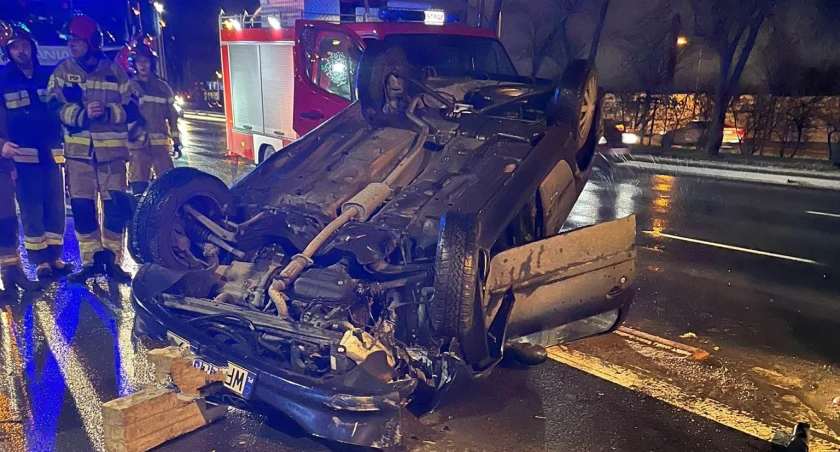 Dachowanie na ul. Wyszogrodzkiej. 27-latek trafił do szpitala  