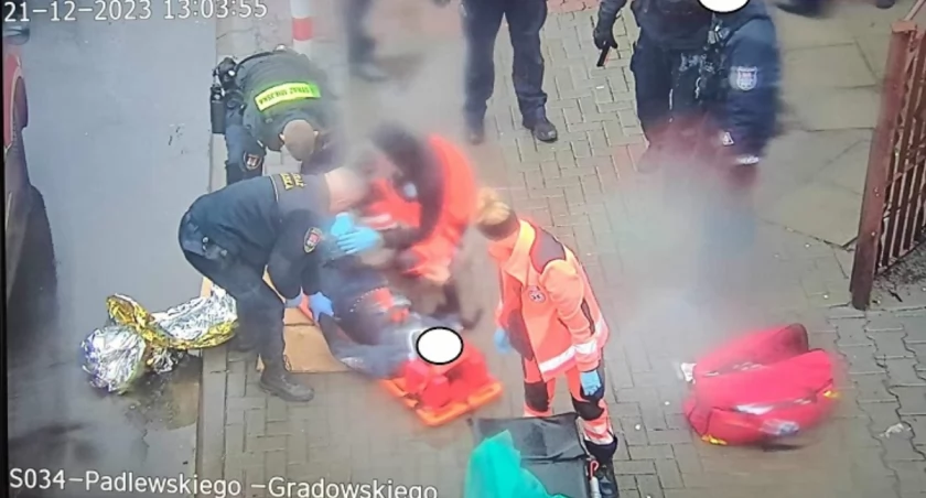 Mężczyzna wypadł z okna budynku. Wypadek przy ul. Padlewskiego 