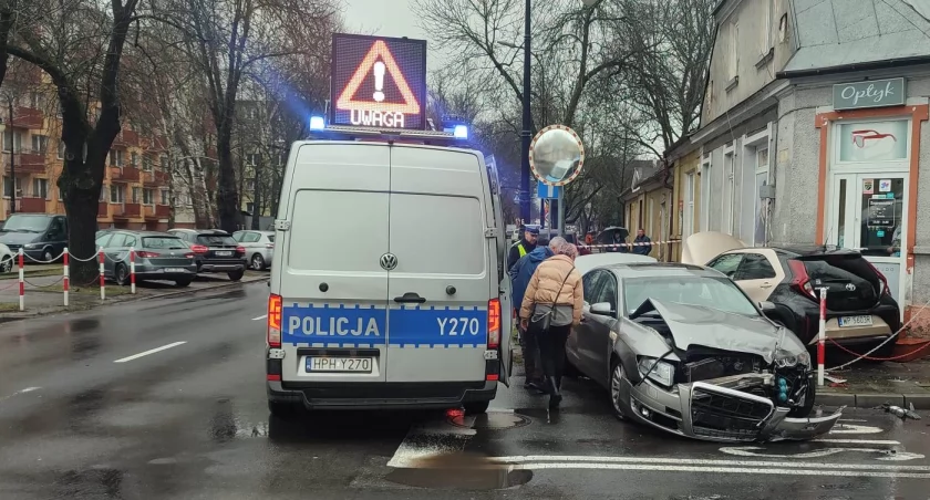 Samochody wyrzuciło na chodnik. Przez godzinę czynny jeden pas na ul. Kolegialnej [ZDJĘCIA]