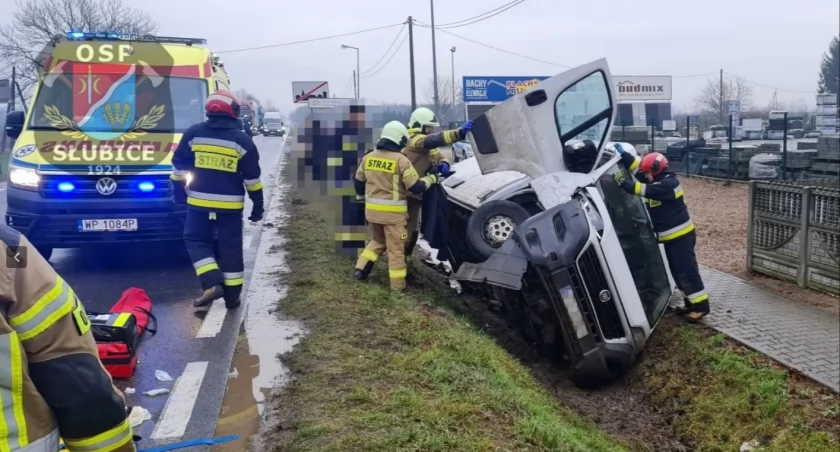 Nieudany lewoskręt. Samochody zakończyły jazdę w rowie.  