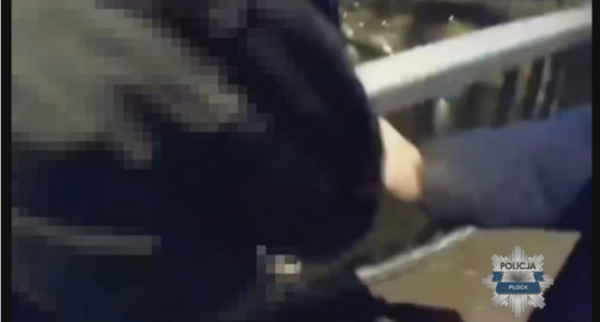 Policjanci dojechali na most w ostatniej chwili. 58-latek chciał odebrać sobie życie [FILM]