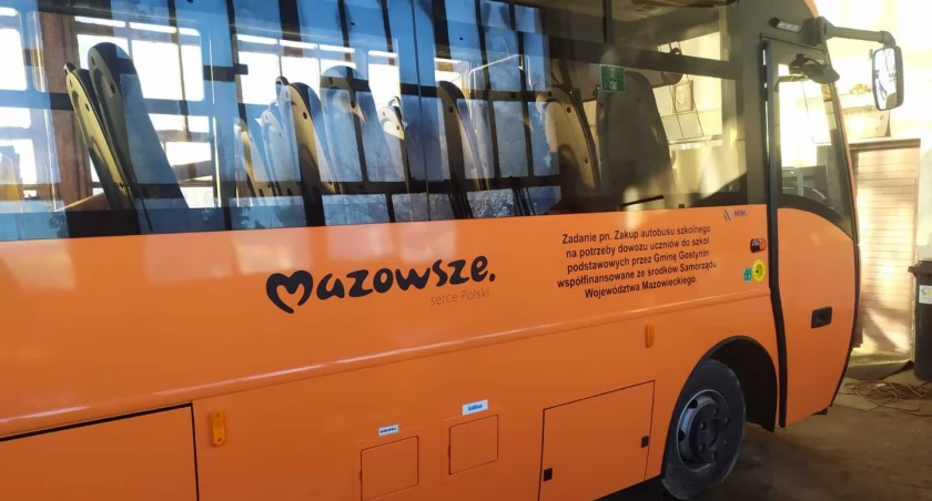 Inwestycje w edukację. Gmina Gostynin ma nowy sprzęt i szkolny autobus