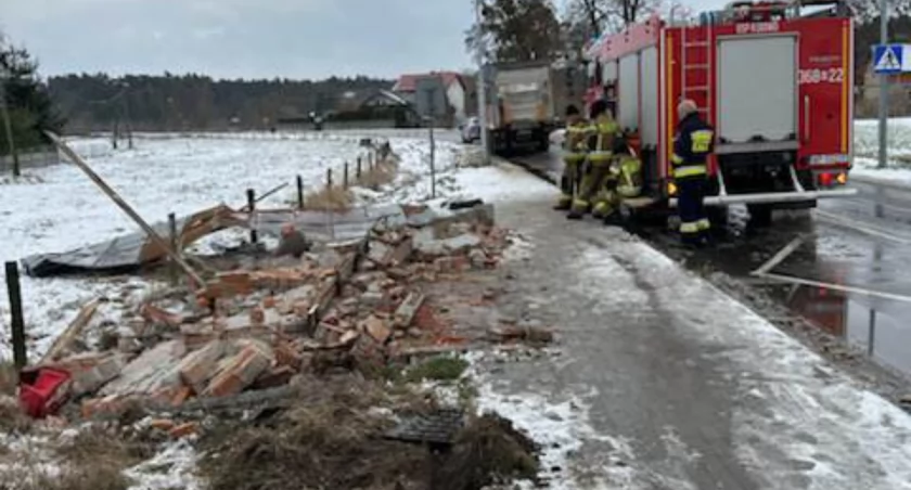 Ciućkowo. Ciężarowy mercedes wjechał w przystanek